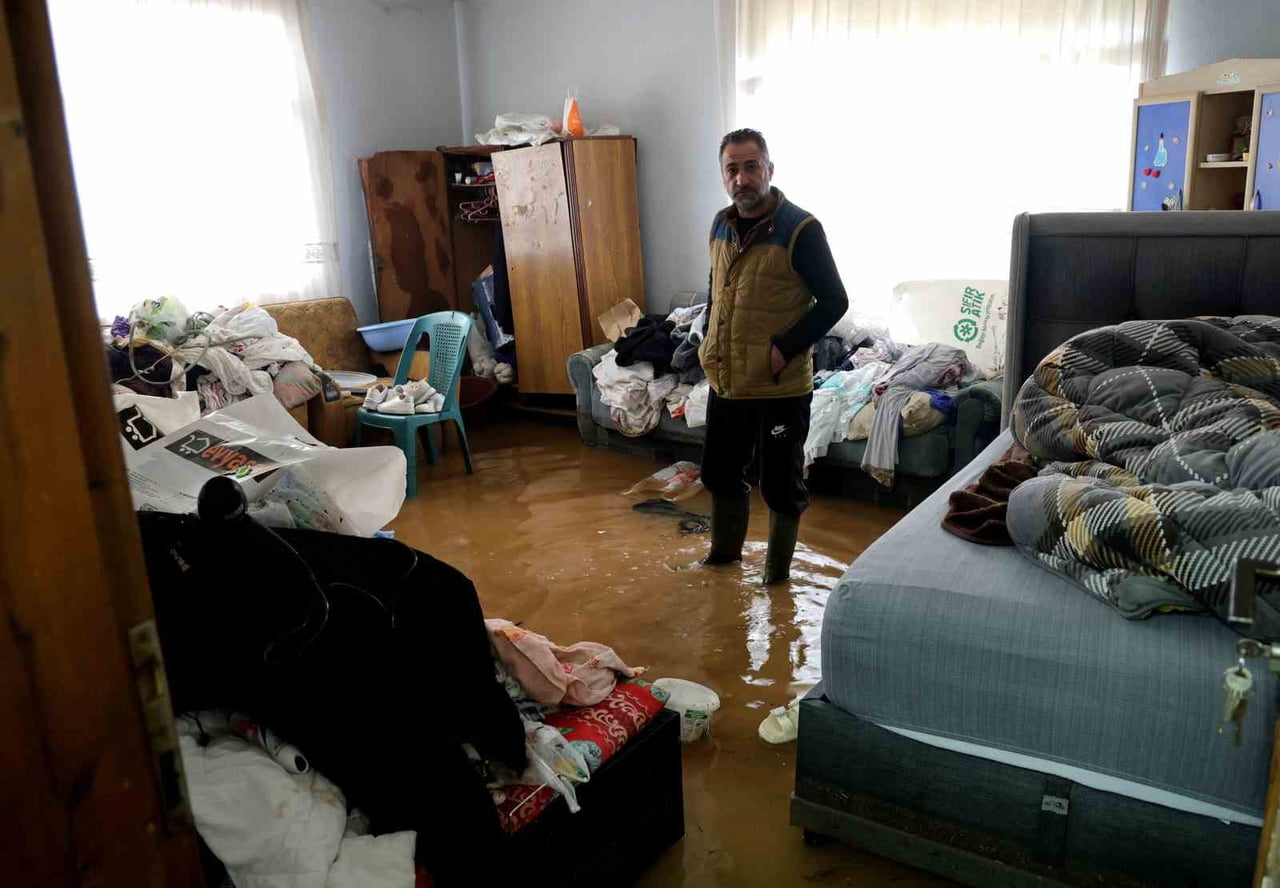 ADANA’DA DÜN ETKİLİ OLAN SAĞANAK YAĞIŞTA EVLERİNİ SU BASAN VE KİMİSİ KEPÇEYLE, KİMİSİ DE KOMŞULARI...