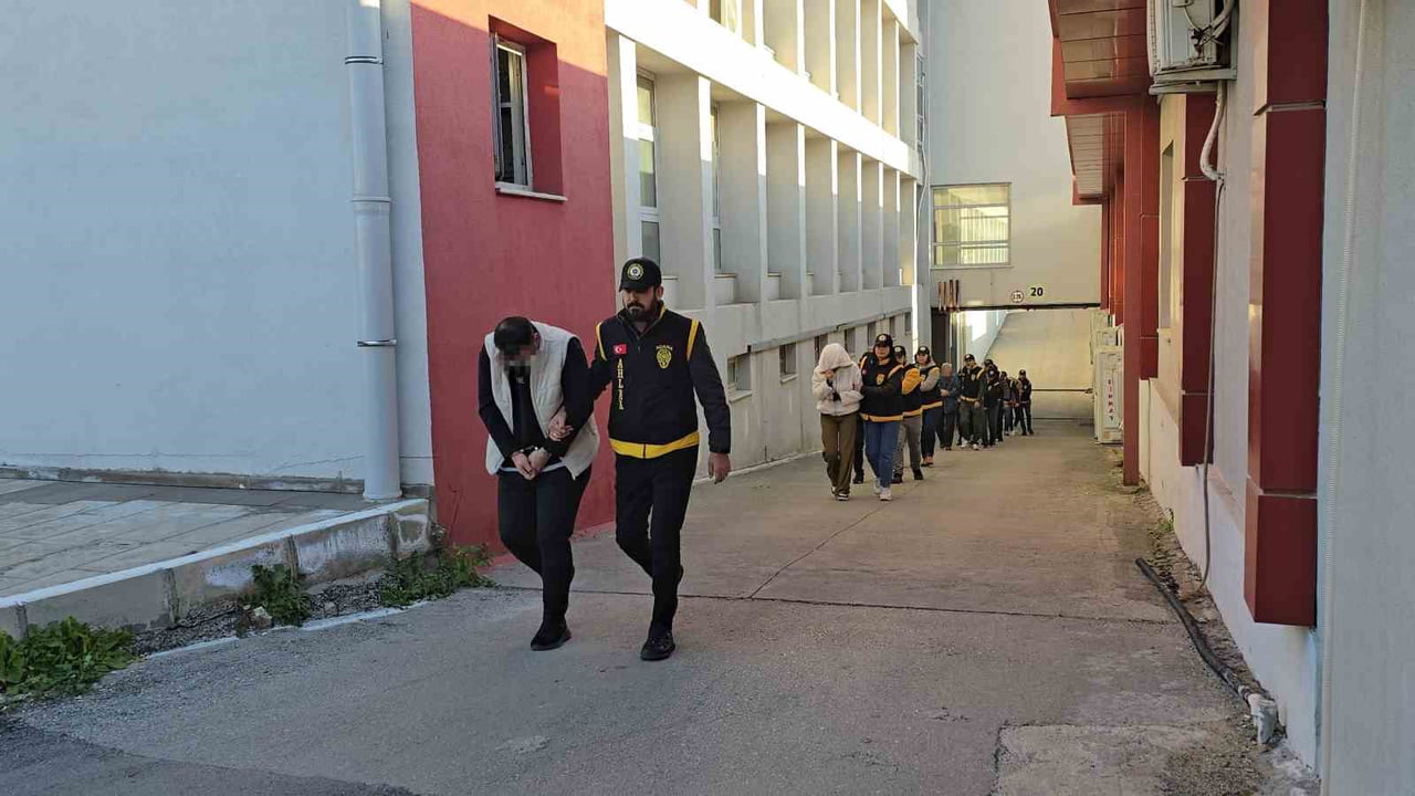ADANA’DA FUHUŞ YAPTIRDIKLARI TESPİT EDİLEN MASAJ SALONLARINDA YAPILAN OPERASYONDA 4’Ü KADIN 15...