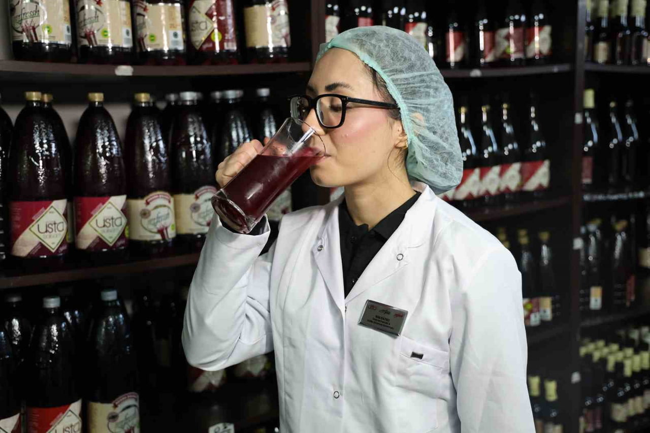 ADANA’DA HAVALARIN SOĞUMASIYLA BİRLİKTE ŞALGAM SUYU SATIŞLARINDA ARTIŞ YAŞANDI.