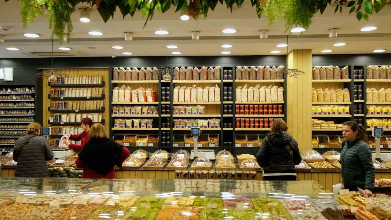 ADANA’DA HİZMET VEREN MUSKO KURUYEMİŞ, ZENGİN ÜRÜN ÇEŞİTLİLİĞİYLE VATANDAŞLARIN TERCİHİ...