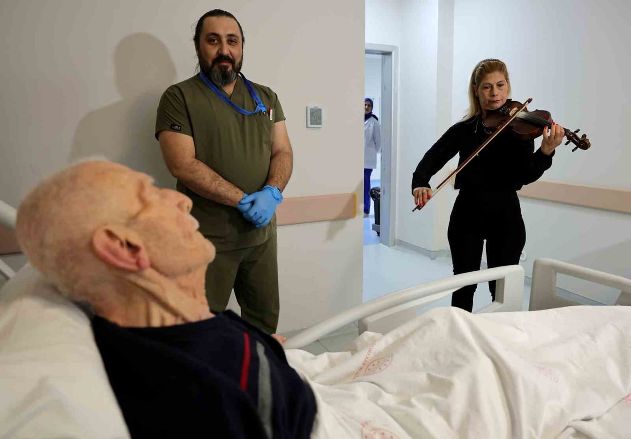 ADANA’DA KARŞIYAKA DEVLET HASTANESİ’NDE BULUNAN ‘PALYATİF BAKIM SERVİSİ’NDE TEDAVİ GÖREN HASTALARA...