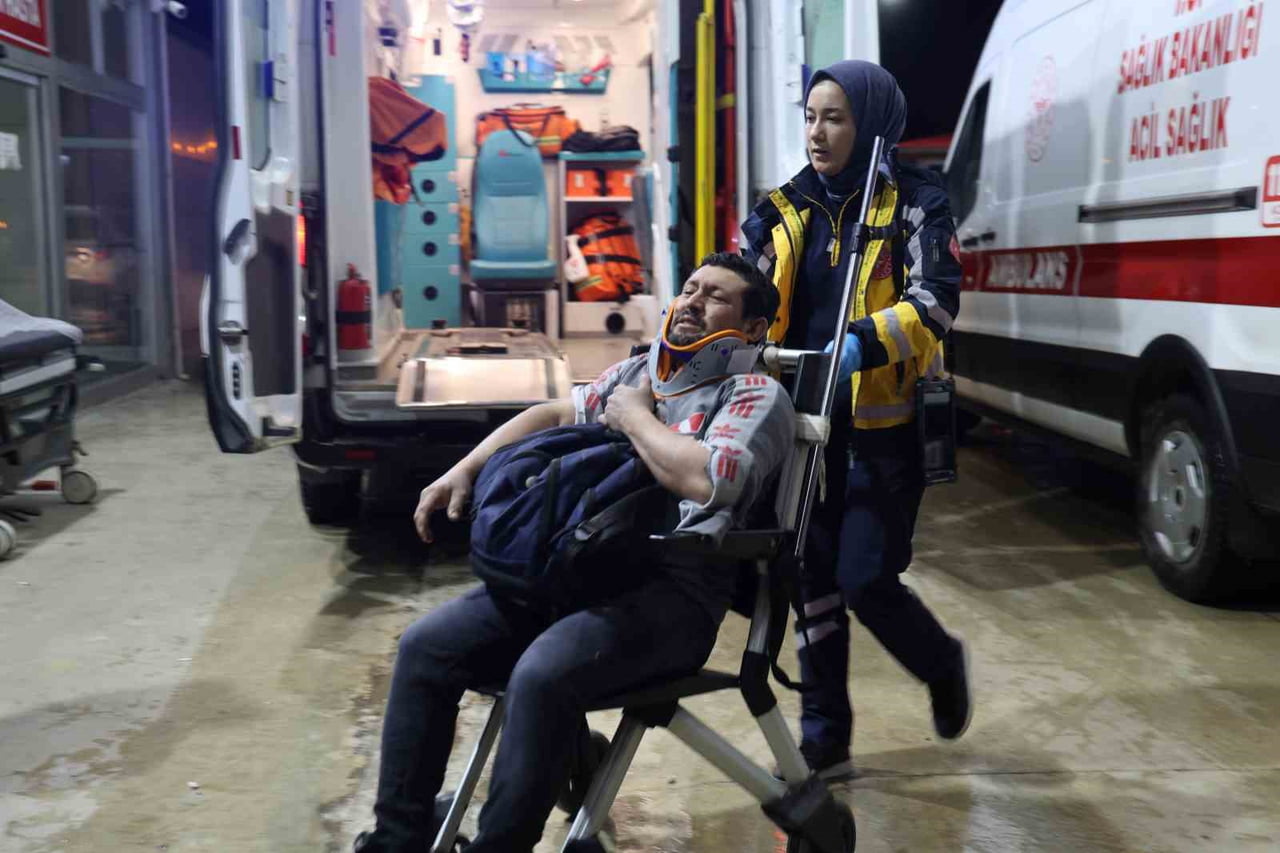 ADANA’DA KOZAN CEYHAN KARAYOLUNDA CEYHAN İSTİKAMETİNDE BULUNAN FABRİKA İŞÇİLERİNİ TAŞIYAN...