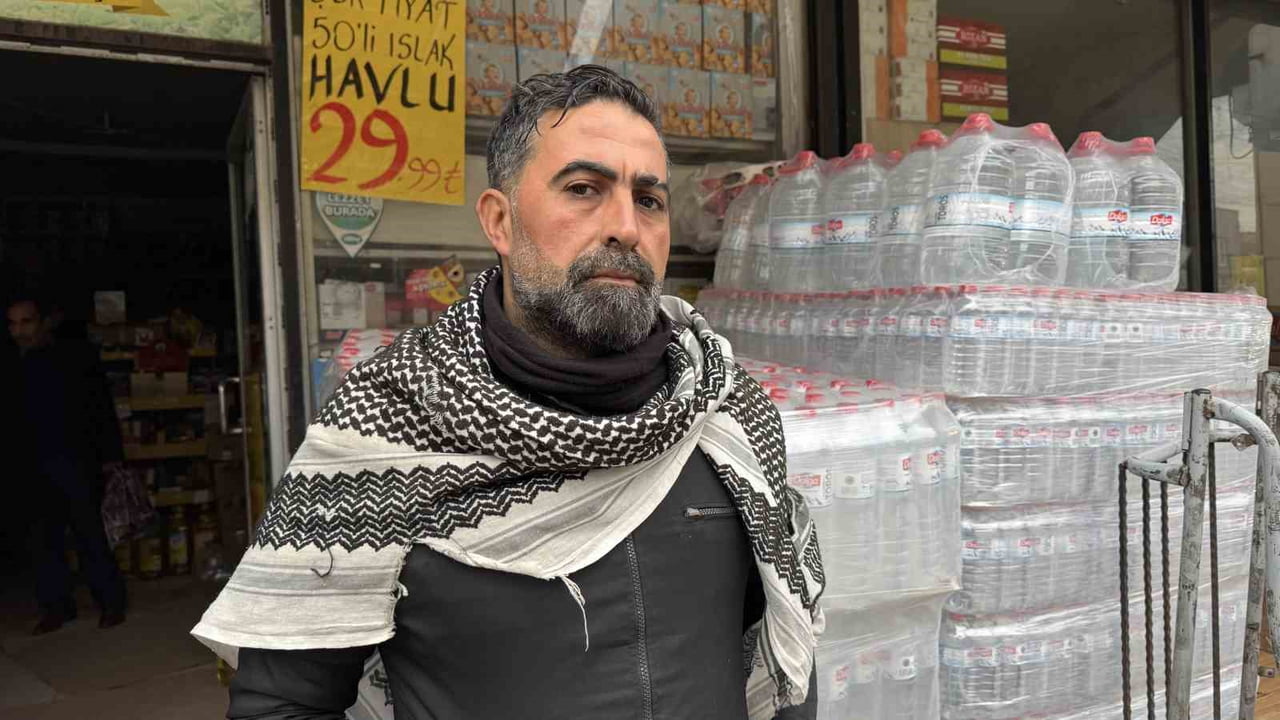 ADANA’DA MARKETTEN 2 MİLYON LİRA HARAÇ İSTEYEN BİR GRUP, PARA ALAMADIKLARI GEREKÇESİYLE MARKETE...