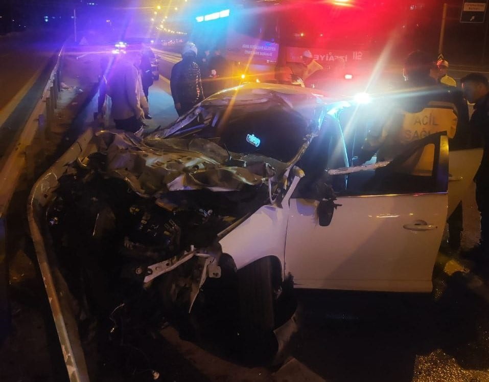 ADANA’DA OTOYOLDA TIRA ARKADAN ÇARPAN OTOMOBİL SÜRÜCÜSÜ OLAY YERİNDE HAYATINI KAYBETTİ.