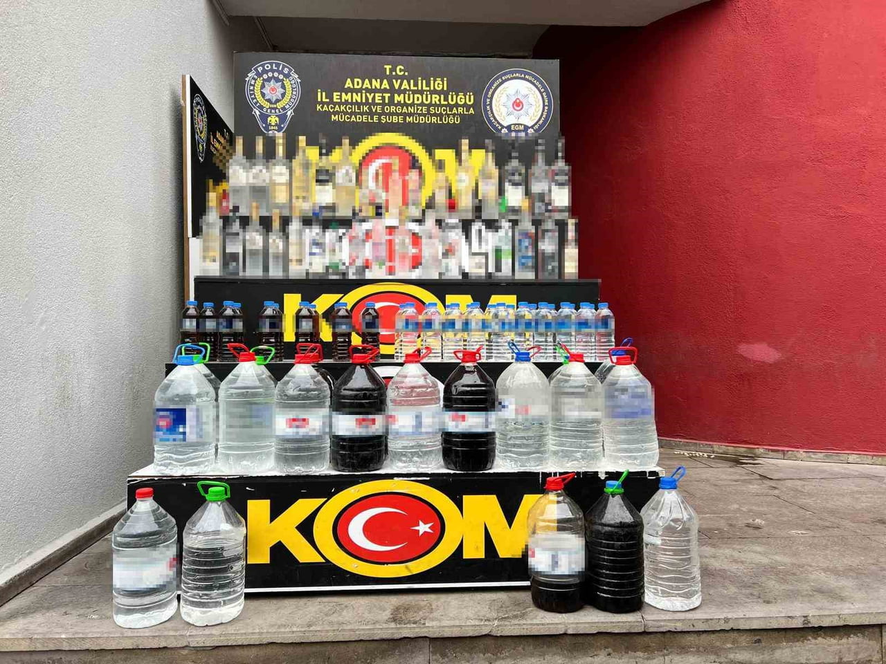 ADANA’DA POLİS EKİPLERİ, PET ŞİŞELERE DOLDURULUP PİYASAYA SÜRÜLMEK ÜZERE HAZIRLANAN 500 LİTRE...