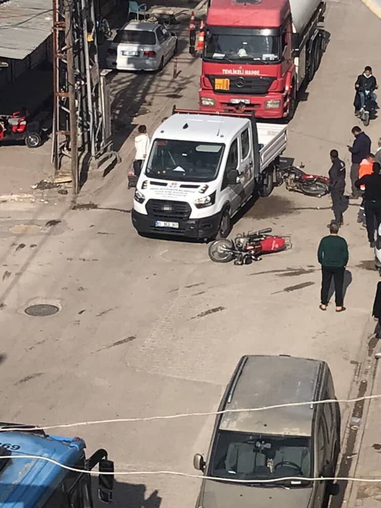 ADANA’DA POLİSİN ‘DUR’ İHTARINA UYMAYAN MOTOSİKLET SÜRÜCÜSÜ KAMYONET ÇARPIP KAZA YAPTI. ANCAK...