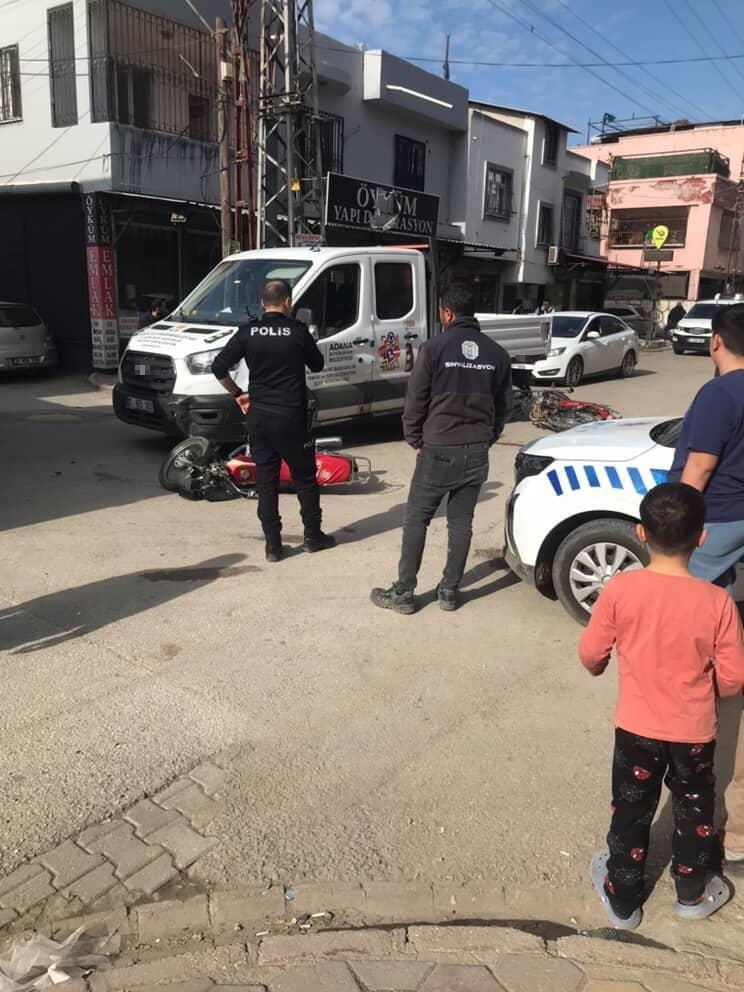 ADANA’DA POLİSİN ‘DUR’ İHTARINA UYMAYAN MOTOSİKLET SÜRÜCÜSÜ KAMYONET ÇARPIP KAZA YAPTI. ANCAK...