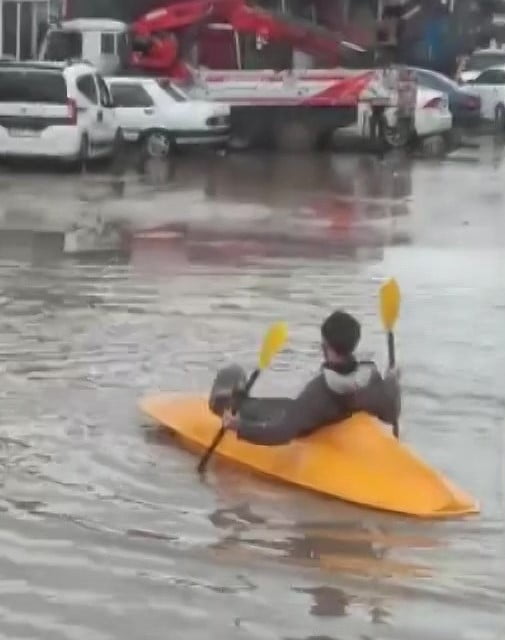 ADANA’DA SAĞANAK YAĞIŞ SONRASI SOKAKLAR ADETA GÖLE DÖNERKEN BİR VATANDAŞIN KANOSUYLA SOKAKTA...