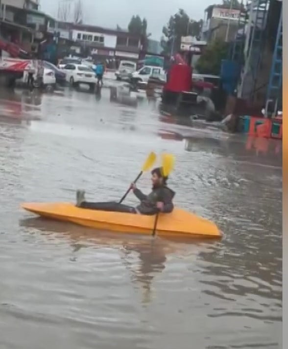 ADANA’DA SAĞANAK YAĞIŞ SONRASI SOKAKLAR ADETA GÖLE DÖNERKEN BİR VATANDAŞIN KANOSUYLA SOKAKTA...