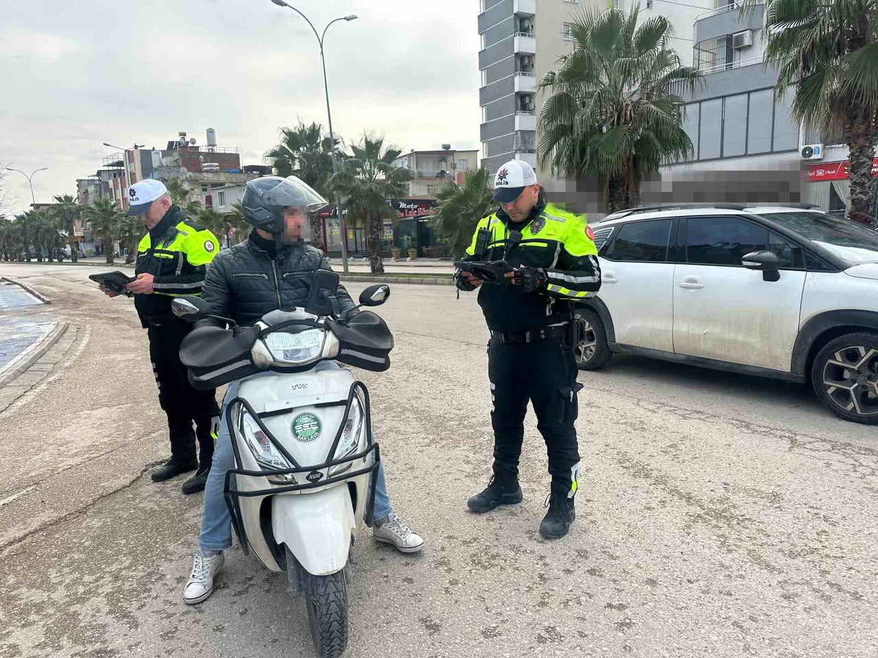 ADANA’DA TRAFİK POLİSİ YAPTIĞI UYGULAMALARDA TEK GÜNDE 845 MOTOSİKLETİ KONTROL EDERKEN, 228...