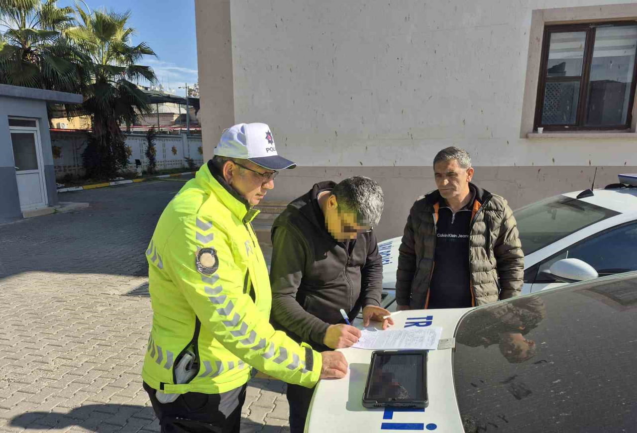ADANA’DA TRAFİKTE YOL VERME MESELESİ YÜZÜNDEN ÇIKAN KAVGADA, SERVİS ARACININ CAMINI KASKLA KIRAN...