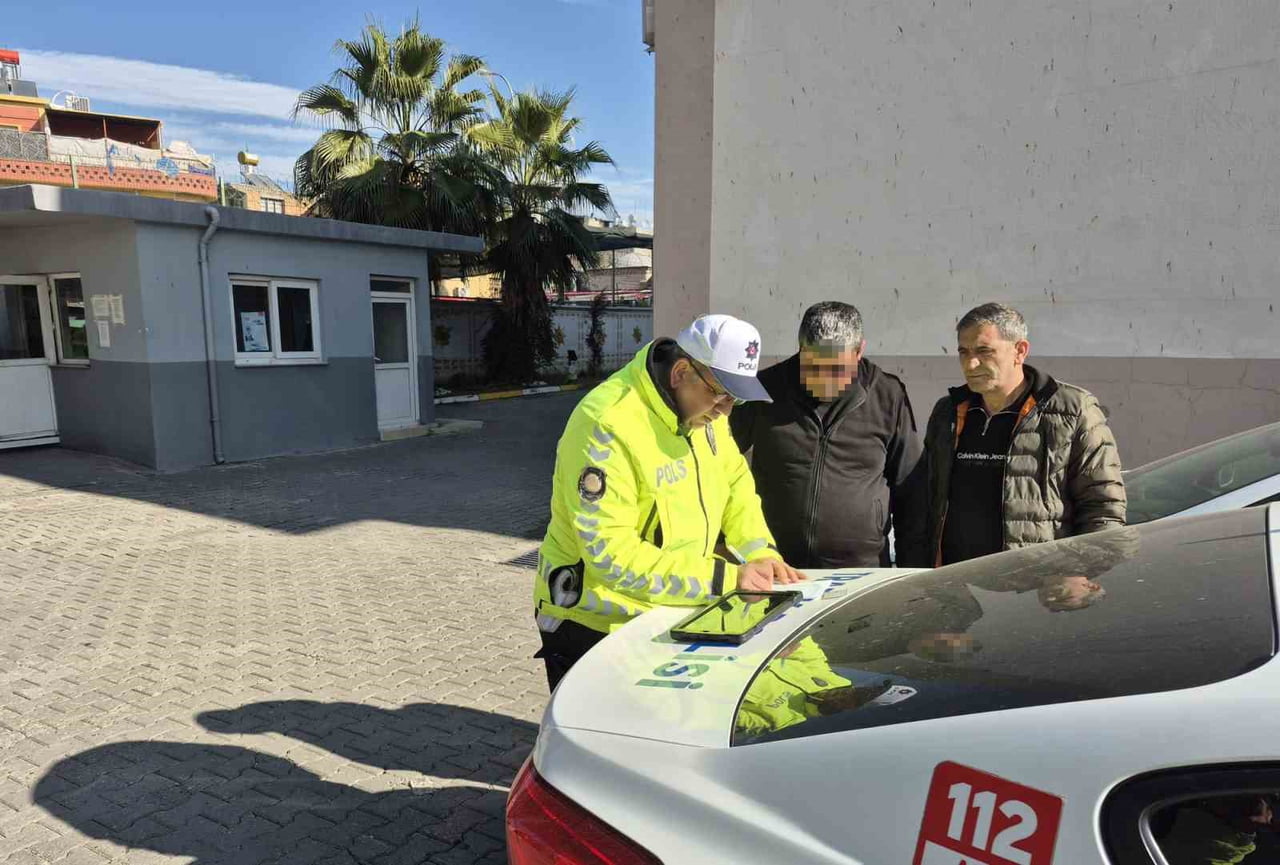 ADANA’DA TRAFİKTE YOL VERME MESELESİ YÜZÜNDEN ÇIKAN KAVGADA, SERVİS ARACININ CAMINI KASKLA KIRAN...