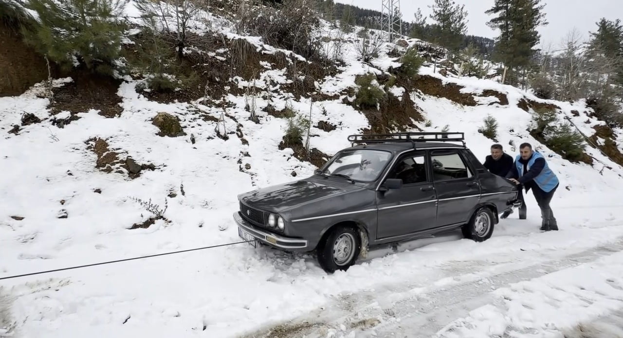 ADANA’NIN FEKE İLÇESİNDE ETKİLİ OLAN SOĞUK VE YÜKSEK KESİMLERDE ETKİLİ OLAN KARLI YOLLARDA ZORLU...