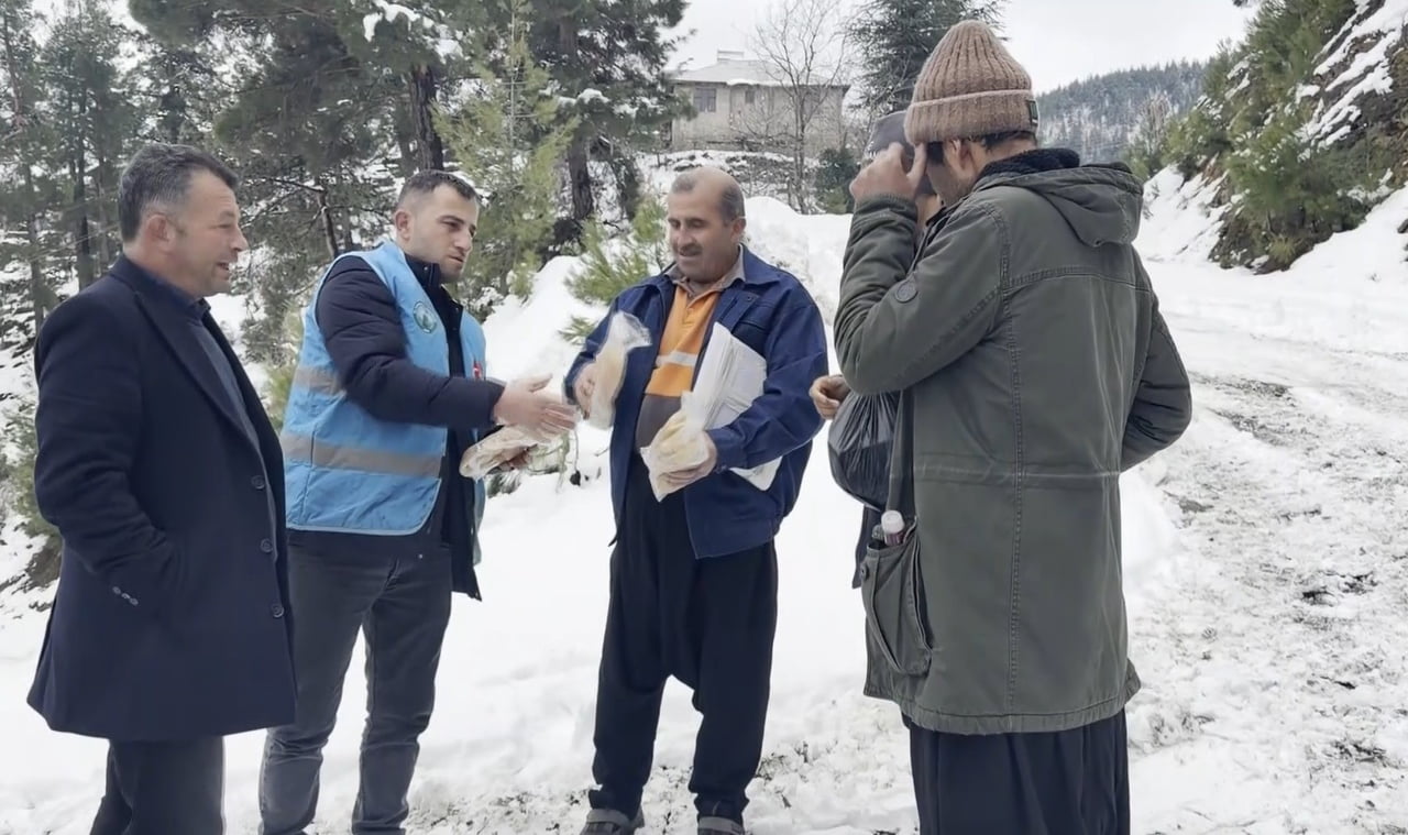 ADANA’NIN FEKE İLÇESİNDE ETKİLİ OLAN SOĞUK VE YÜKSEK KESİMLERDE ETKİLİ OLAN KARLI YOLLARDA ZORLU...