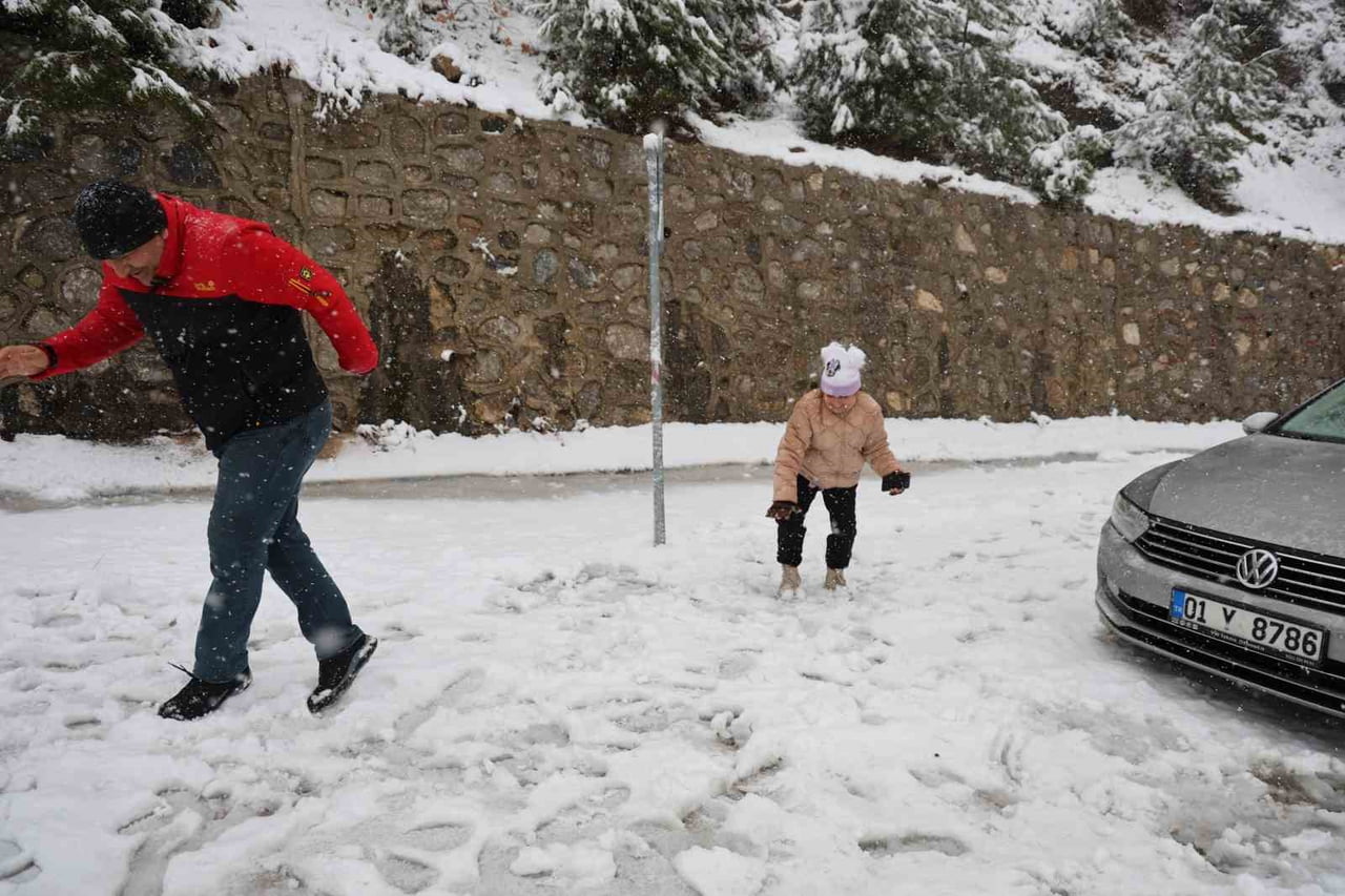ADANA’NIN KOZAN İLÇESİNDE ALÇAK KESİMLERE KAR YAĞMASININ ARDINDAN OKULLARIN TATİL EDİLMESİYLE...