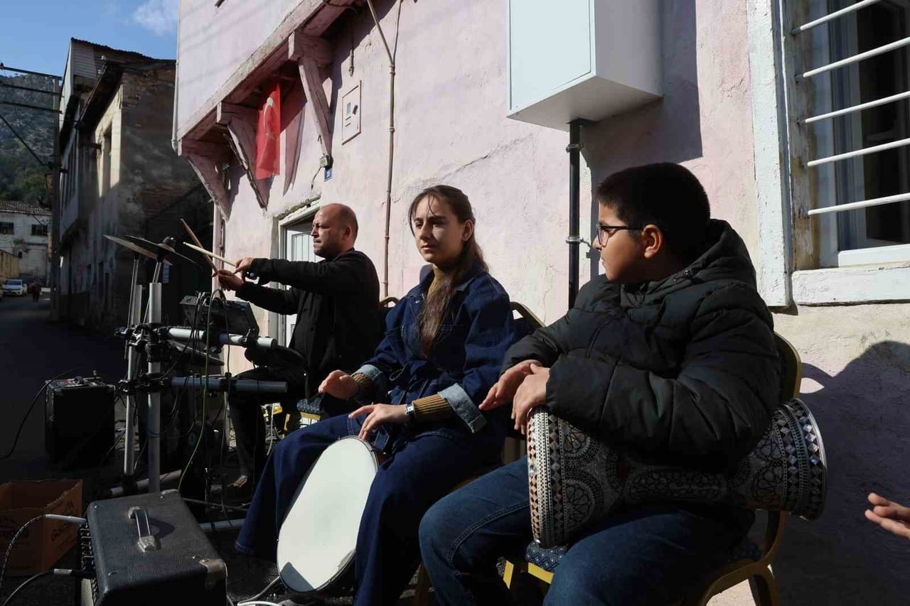 ADANA’NIN KOZAN İLÇESİNDE, BARIŞ MANÇO’NUN ANNESİ RİKKAT UYANIK İLE BİRLİKTE 3 YAŞINA KADAR...