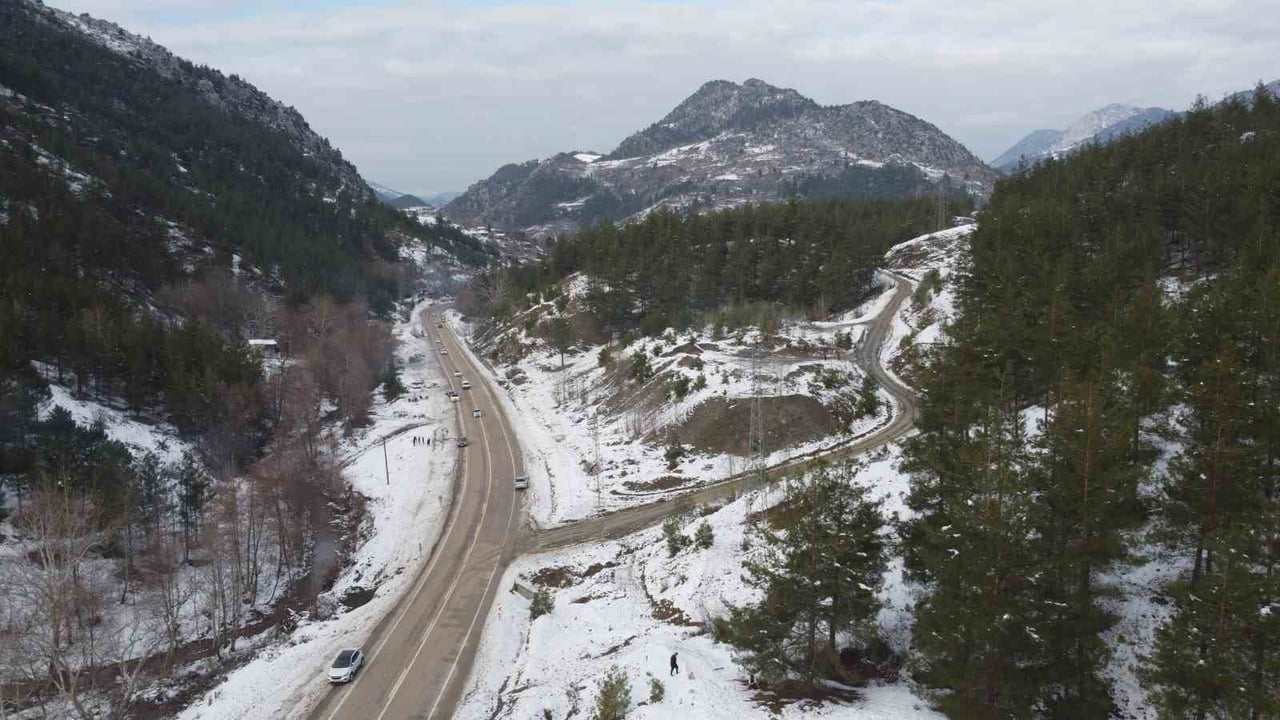 ADANA’NIN KOZAN İLÇESİNDE KAR YAĞIŞININ ARDINDAN İLGİNÇ VE RENKLİ GÖRÜNTÜLER ORTAYA ÇIKTI....