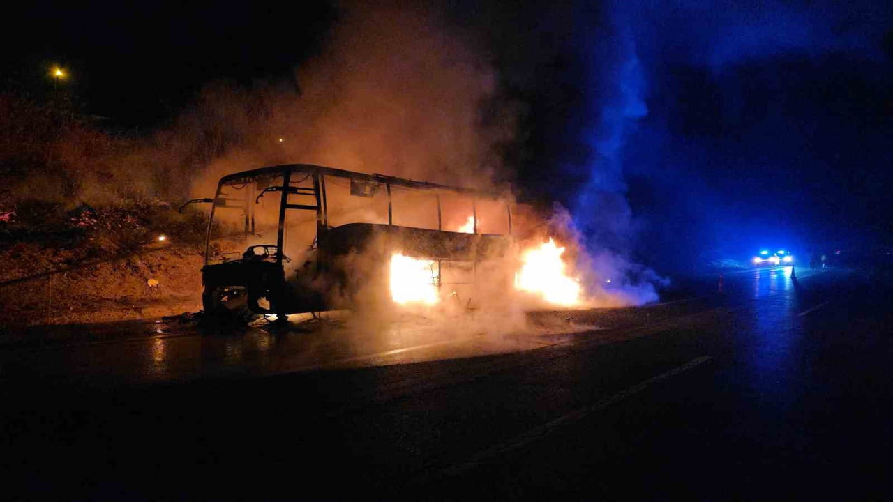 ADANA’NIN POZANTI İLÇESİNDE İÇERİSİNDE 39 YOLCUSU BULUNAN OTOBÜS ALEV ALEV YANDI. ADANA VE...