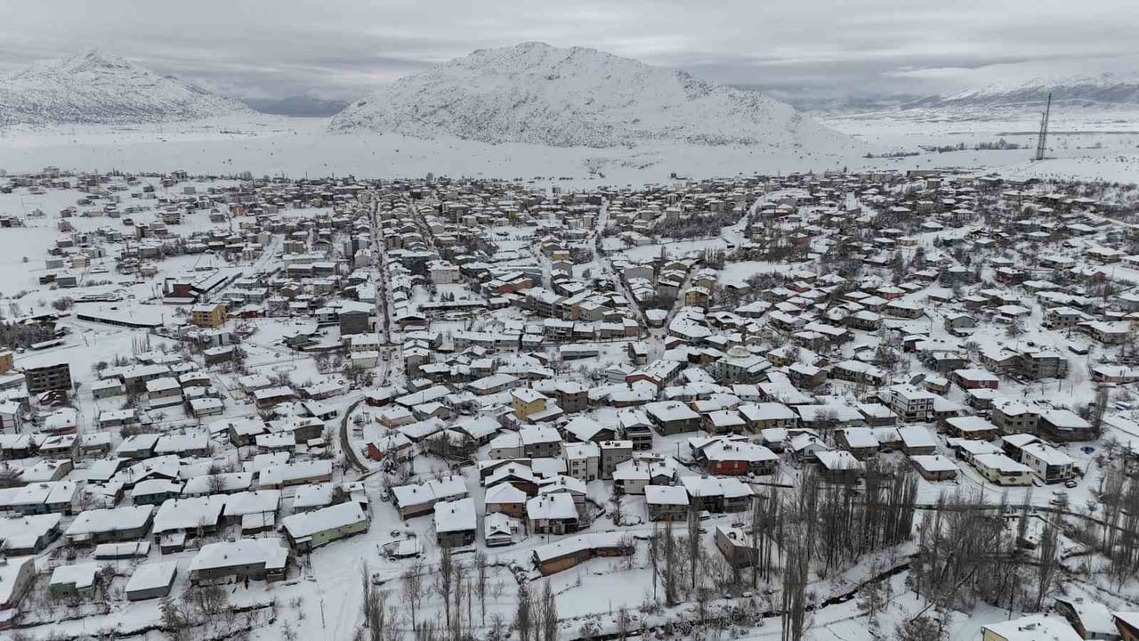 ADANA’NIN TUFANBEYLİ İLÇESİ, PERŞEMBE GÜNÜ BAŞLAYAN VE İKİ GÜN BOYUNCA ARALIKSIZ DEVAM EDEN KAR...