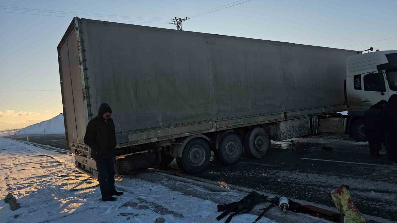 ADİLCEVAZ’DA BUZLANAN YOLDA KAYAN TIR YOLU KAPATTI