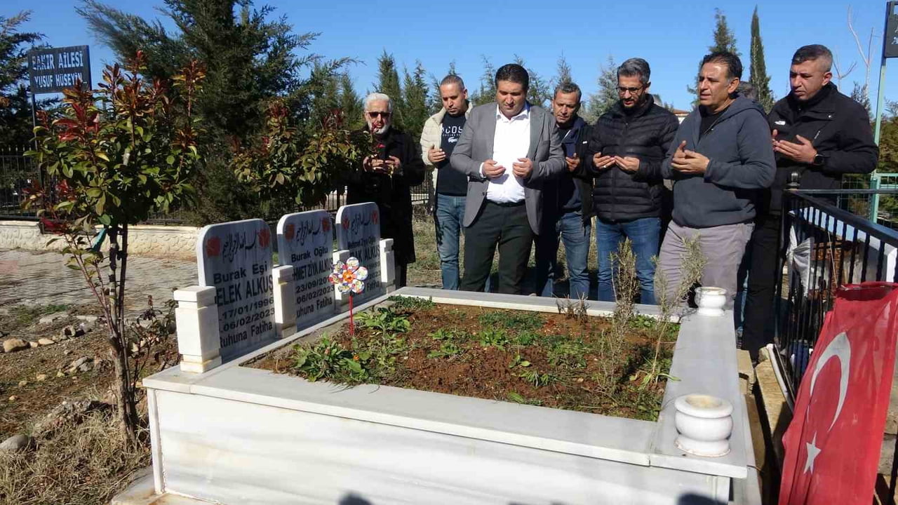 ADIYAMAN'DA, 6 ŞUBAT DEPREMLERİNDE HAYATINI KAYBEDEN GAZETECİLER MEZARLARI BAŞINDA ANILDI.