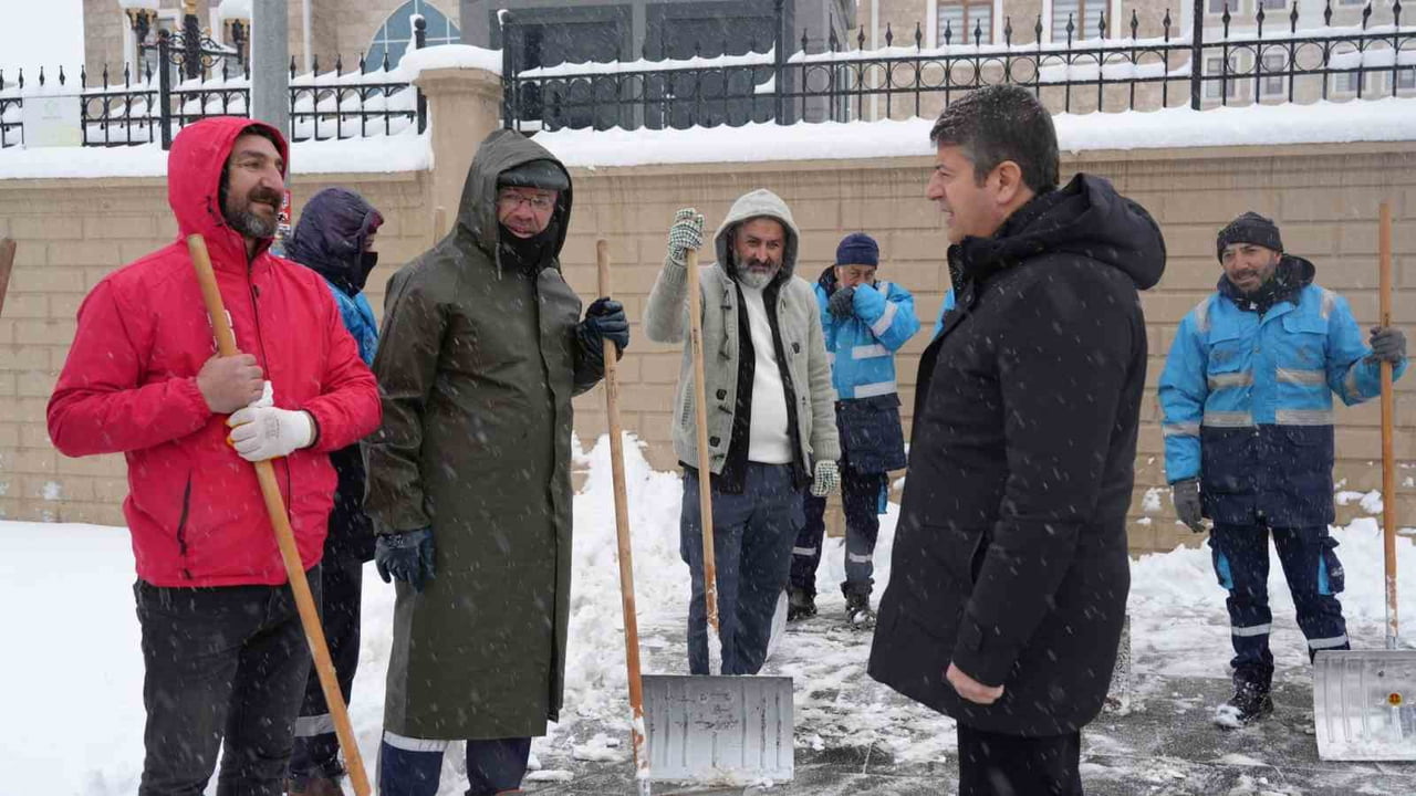 ADIYAMAN'DA ETKİLİ OLAN YOĞUN KAR YAĞIŞININ ARDINDAN ADIYAMAN BELEDİYESİ EKİPLERİ, HAYATIN...