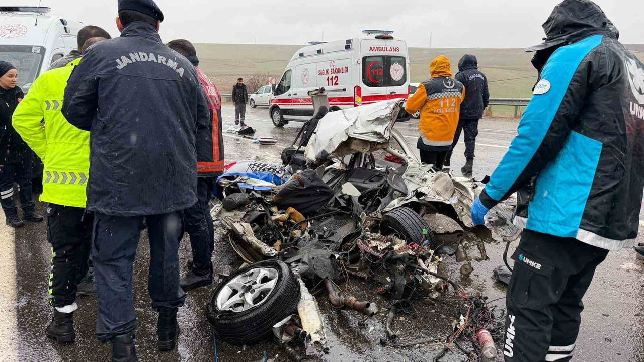 ADIYAMAN'DA YOLCU OTOBÜSÜ İLE OTOMOBİLİN ÇARPIŞMASI SONUCU MEYDANA GELEN FECİ KAZADA 3 KİŞİ...