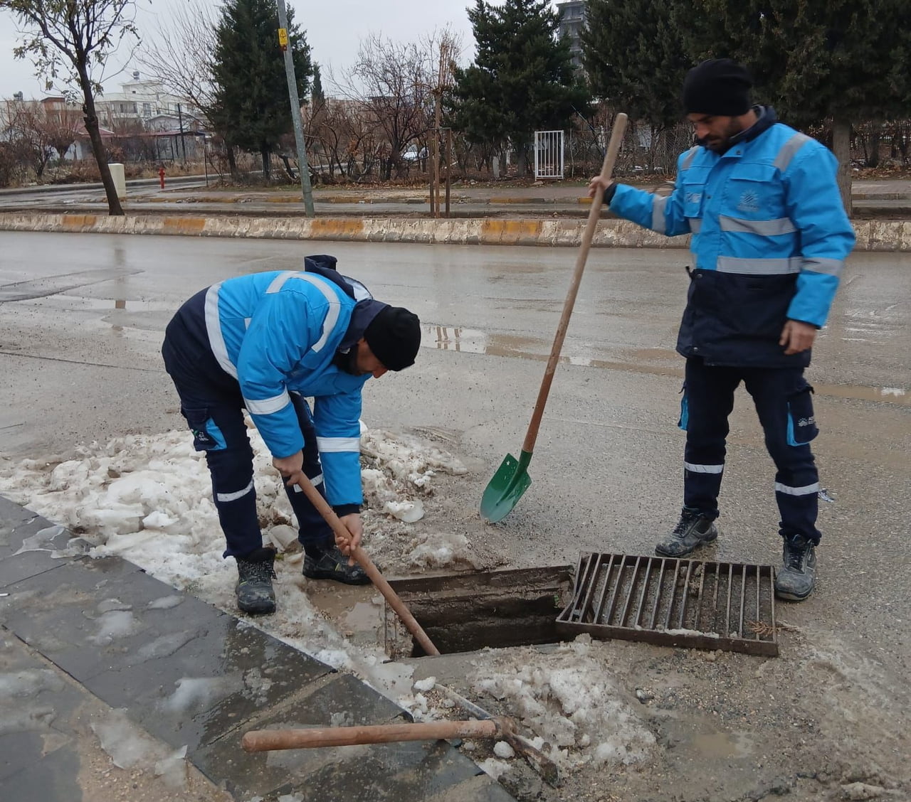 ADIYAMAN BELEDİYESİ, KENT MERKEZİNDE ETKİLİ OLAN KAR VE SAĞANAK YAĞIŞLARIN ARDINDAN OLASI SU...