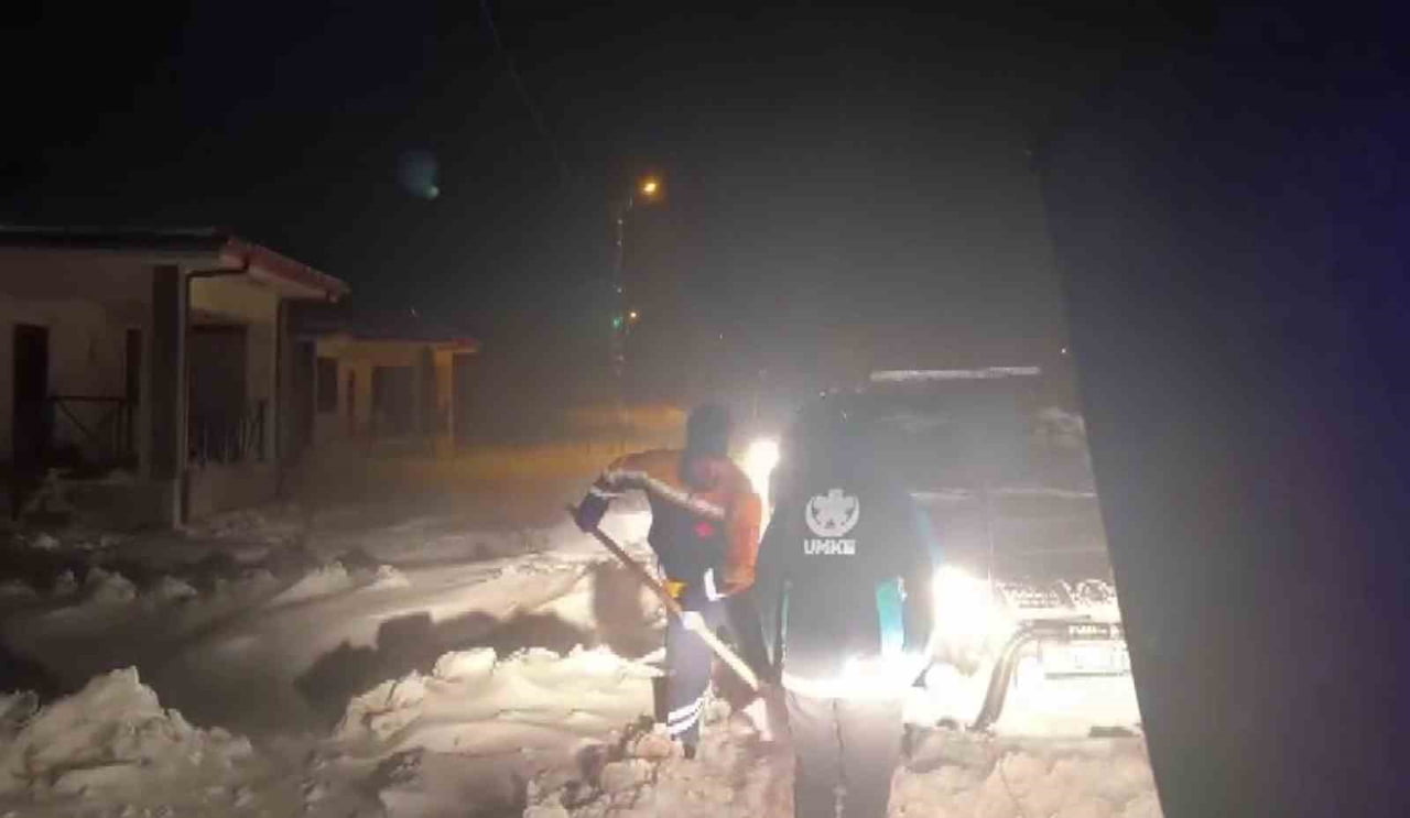 ADIYAMAN’DA, BİRKAÇ GÜNDÜR ETKİSİNİ SÜRDÜREN KAR YAĞIŞINDA ANİDEN BASTIRAN TİPİDE MAHSUR KALAN...