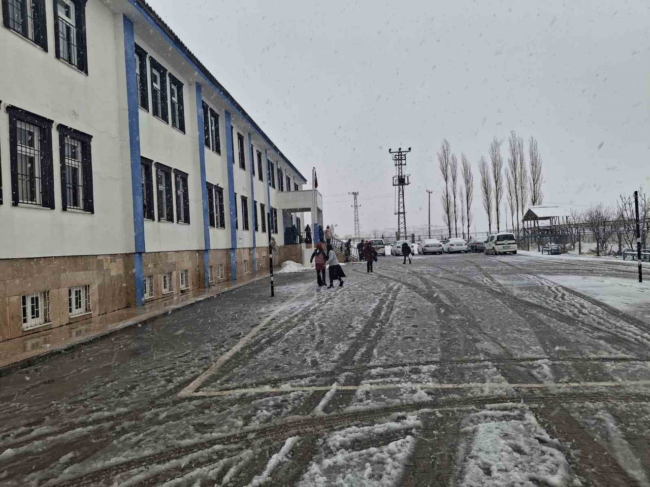 ADIYAMAN’DA ETKİSİNİ ARTIRARAK SÜRDÜREN YOĞUN KAR YAĞIŞI VE OLUMSUZ HAVA KOŞULLARI NEDENİYLE BESNİ...