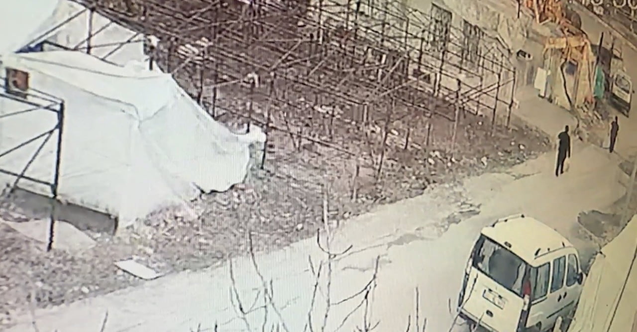 ADIYAMAN’DA, İKİ ŞAHSIN YOLDA BİR EVİN KAPISI ÖNÜNDE BULUNAN AYAKKABILAR SANİYELER İÇERİSİNDE...