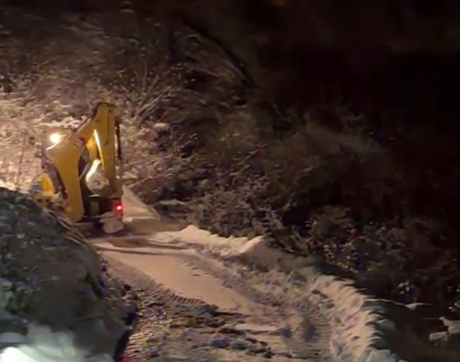 ADIYAMAN’DA İL ÖZEL İDARE EKİPLERİ, KAR YAĞIŞINDAN DOLAYI YOLLARI KAPANAN KÖYLERDEKİ HASTA VE...