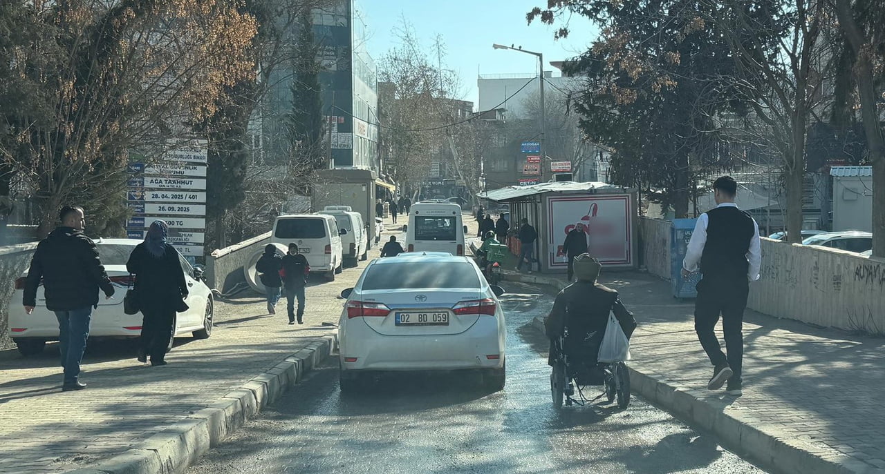 ADIYAMAN’DA, KALDIRIM ÜZERİNE PARK EDİLEN ARAÇLARDAN DOLAYI ENGELLİ VATANDAŞLAR, ARAÇLARIN...