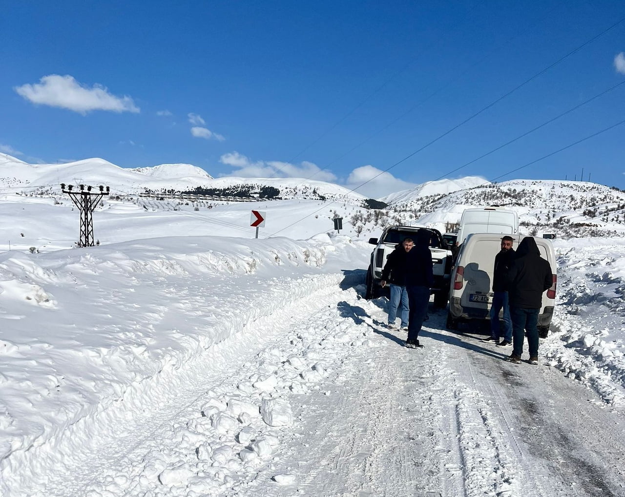 ADIYAMAN’DA, KAR NEDENİYLE BİRÇOK ARAÇ YOLDA MAHSUR KALDI.
