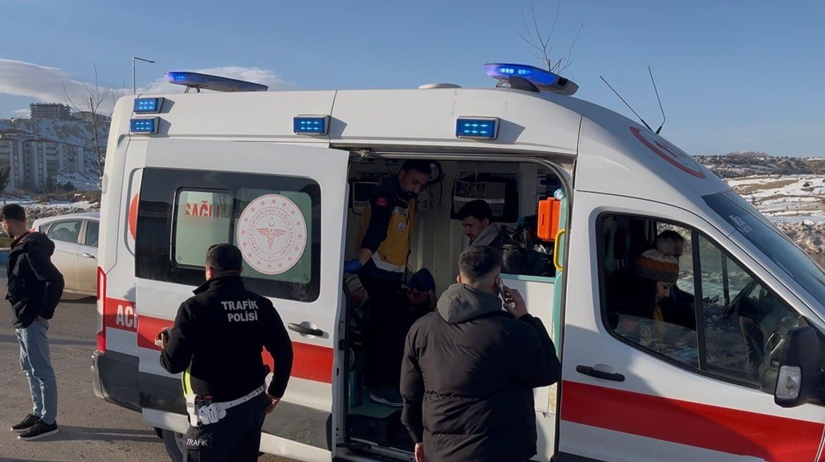 ADIYAMAN’IN BESNİ İLÇESİNDE MOTOSİKLETİN DEVRİLMESİ SONUCU 1 KİŞİ YARALANDI.