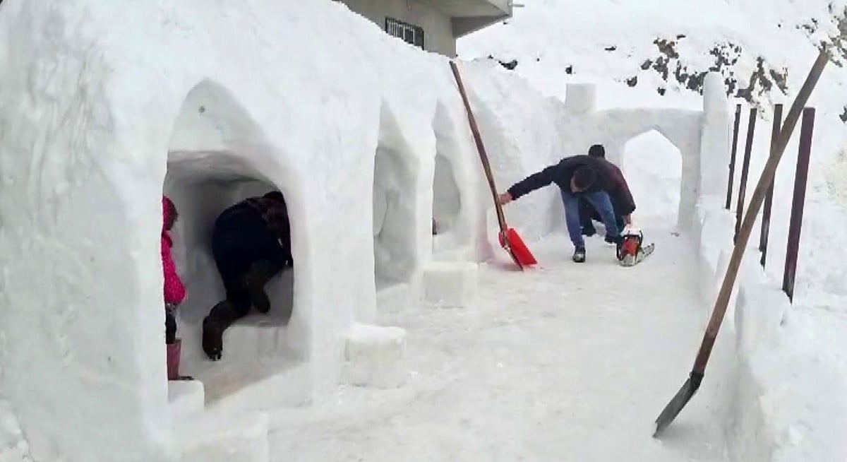 ADIYAMAN’IN ÇELİKHAN İLÇESİNDE BİR VATANDAŞ KARDAN OYUN ALANI VE EVLER YAPARAK ÇOCUKLARLA BERABER...