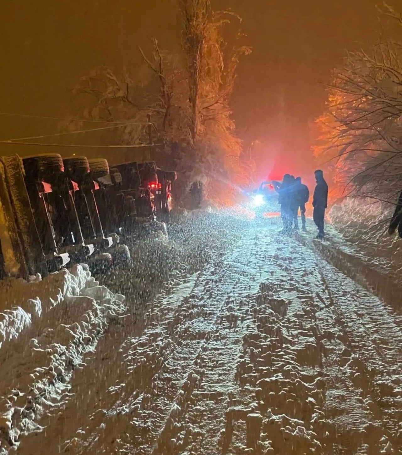 ADIYAMAN’IN ÇELİKHAN İLÇESİNDE CNG TANKERİ YOĞUN KAR YAĞIŞINDA KAYARAK ŞARAMPOLE...