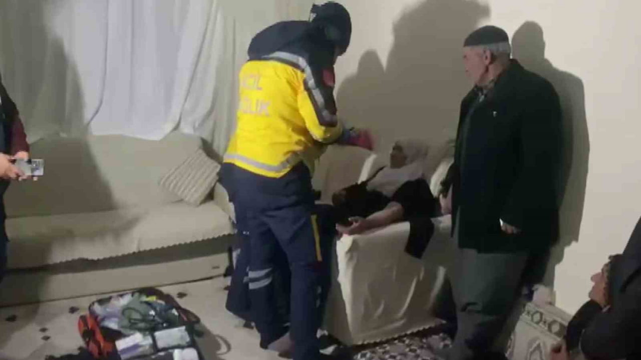 ADIYAMAN’IN ÇELİKHAN İLÇESİNDE HASTA OLAN YAŞLI KADINA ULAŞMAK İÇİN EKİPLER SEFERBER...