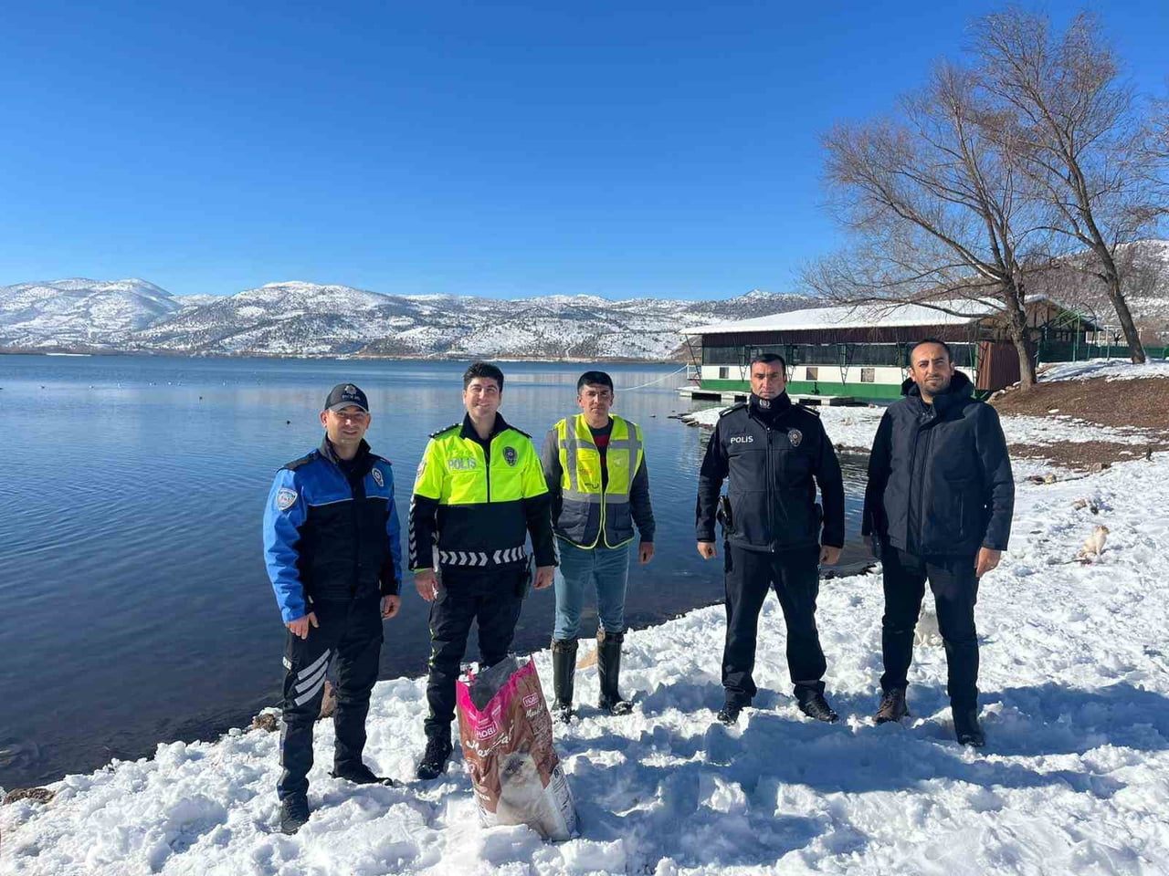 ADIYAMAN’IN GÖLBAŞI İLÇE EMNİYET MÜDÜRLÜĞÜ EKİPLERİ, SOKAK HAYVANLARI İÇİN MAMA VE YEM...