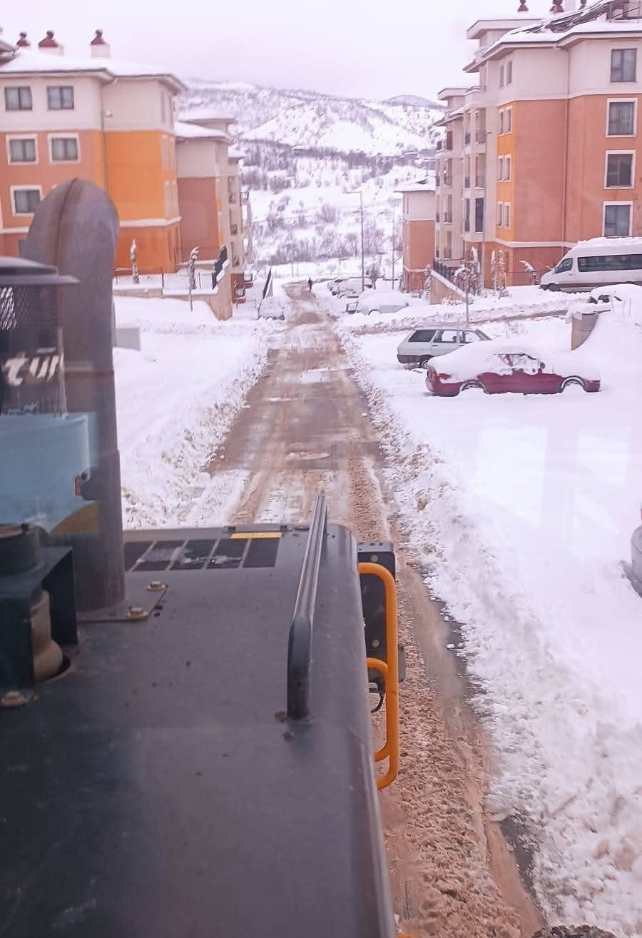 ADIYAMAN’IN GÖLBAŞI İLÇESİNDE, YENİŞEHİR DEPREM KONUTLARINDA YOĞUN KAR YAĞIŞI SONRASI YOLLARIN...