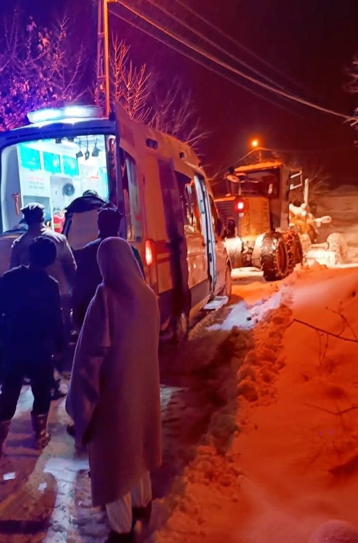 ADIYAMAN’IN GÖLBAŞI İLÇESİNDE YOĞUN KAR YAĞIŞI NEDENİYLE YOLU KAPANAN HAMZALAR KÖYÜNDEKİ BİR HASTA...