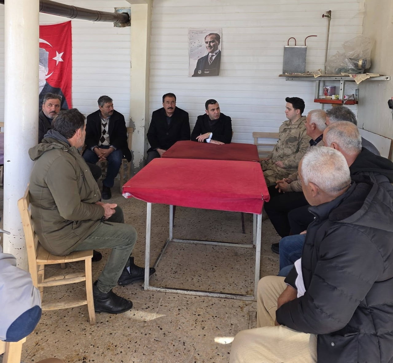 ADIYAMAN’IN GÖLBAŞI KAYMAKAMI KADİR ALGIN, HARMANLI BELDE BELEDİYE BAŞKANI ALİ AZIK’I MAKAMINDA...