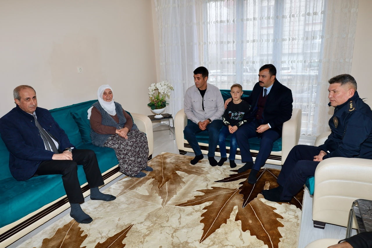 ADIYAMAN’IN KAHTA İLÇE KAYMAKAMI MUHAMMED ÜSAME SOYSAL, ŞEHİT AİLELERİYLE BİR ARAYA...