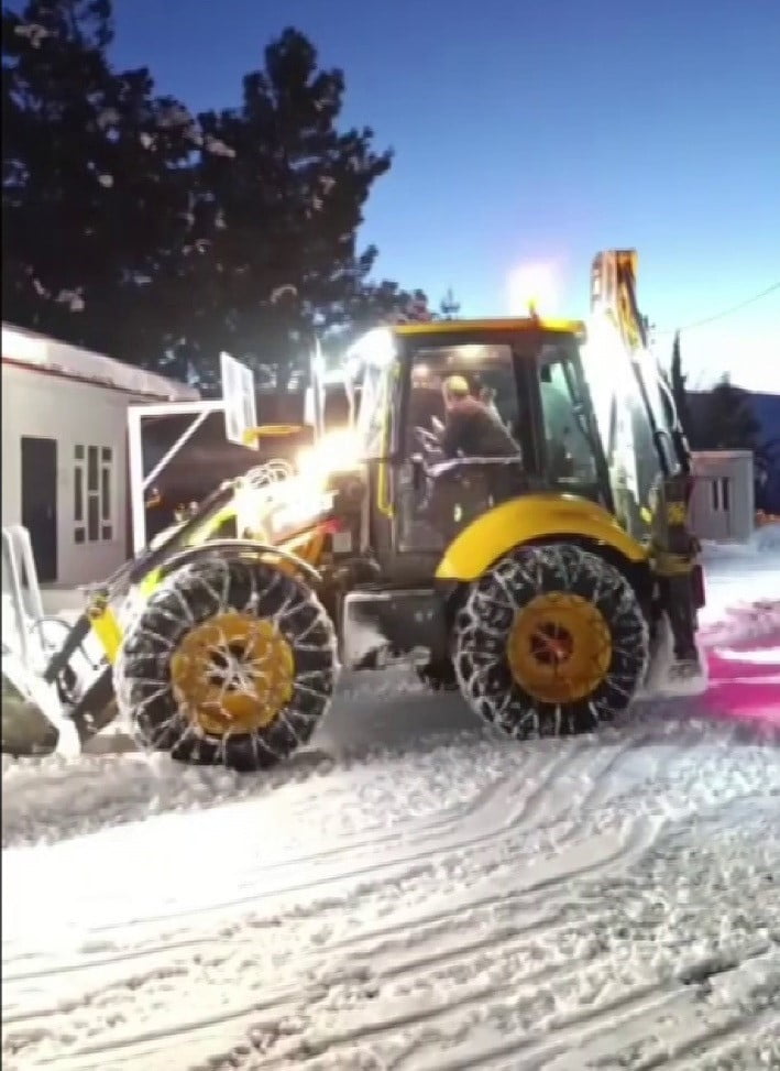 ADIYAMAN’IN SİNCİK İLÇESİ’NDE SINIF ÖĞRETMENİ OLAN ZANA ÇALIKKILIÇ, OKULUN BAHÇESİNİ KEPÇE İLE...