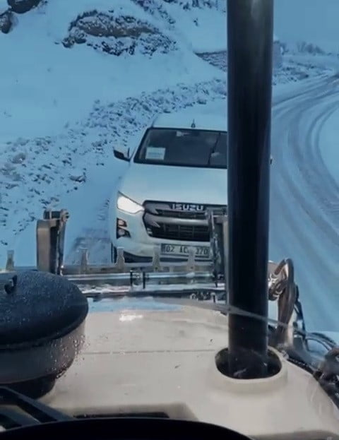 ADIYAMAN’IN SİNCİK İLÇESİNDE ETKİLİ OLAN KAR YAĞIŞI SONRASI BİRÇOK ARAÇ YOLDA MAHSUR...