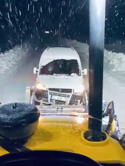 ADIYAMAN’IN SİNCİK İLÇESİNDE ETKİLİ OLAN KAR YAĞIŞI SONRASI BİRÇOK ARAÇ YOLDA MAHSUR...