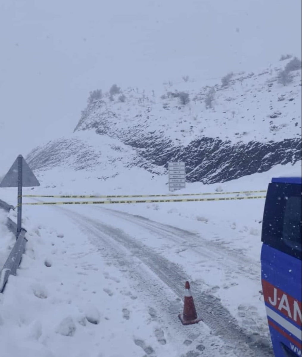 ADIYAMAN’IN SİNCİK İLÇESİNDE ETKİLİ OLAN YOĞUN KAR YAĞIŞI, ULAŞIMI OLUMSUZ ETKİLEDİ. KAR YAĞIŞI...