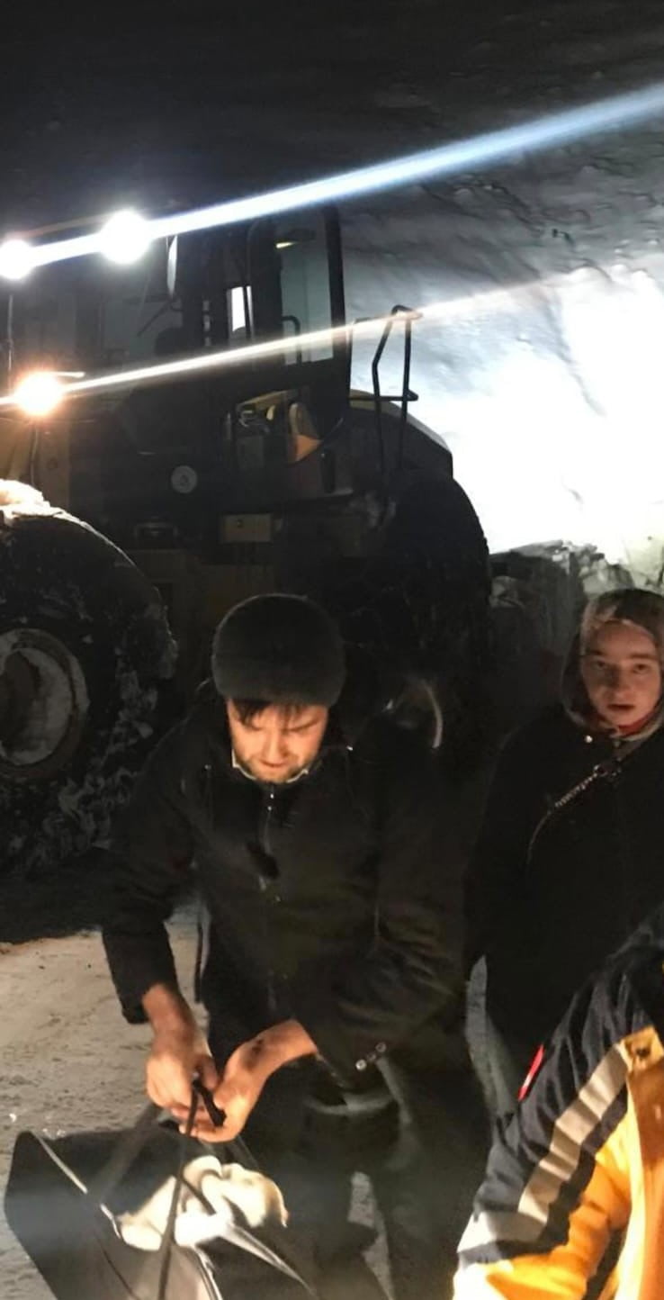 ADIYAMAN’IN SİNCİK İLÇESİNDE HASTAYA ULAŞMAK İÇİN SEFERBER OLAN EKİPLER SAAT SÜREN YOL AÇMA...