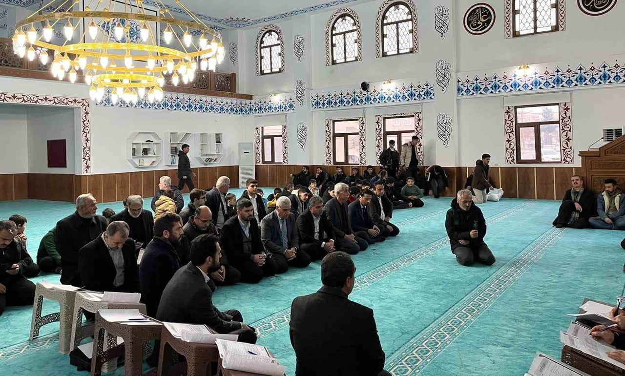 ADIYAMANLI GENÇ HATİPLER, SAMSAT İLÇESİNDE DÜZENLENEN HUTBE OKUMA YARIŞMASINDA KIYASIYA MÜCADELE...