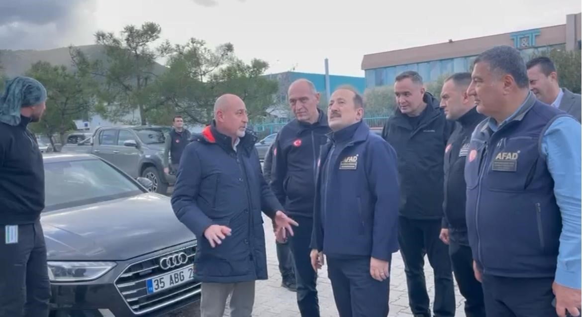 AFAD BAŞKANI VALİ ALİ HAMZA PEHLİVAN, İZMİR’DE ETKİLİ OLAN ŞİDDETLİ FIRTINA VE BERABERİNDE OLUŞAN...